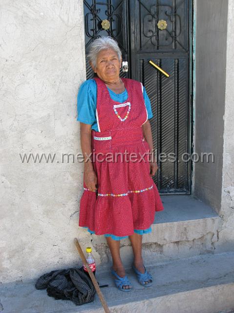 totolzintla_nahuatl06.JPG - The woman was wearing her reboso and traditional apron she had just sold her palm strands or "trensas" braids before the photo.